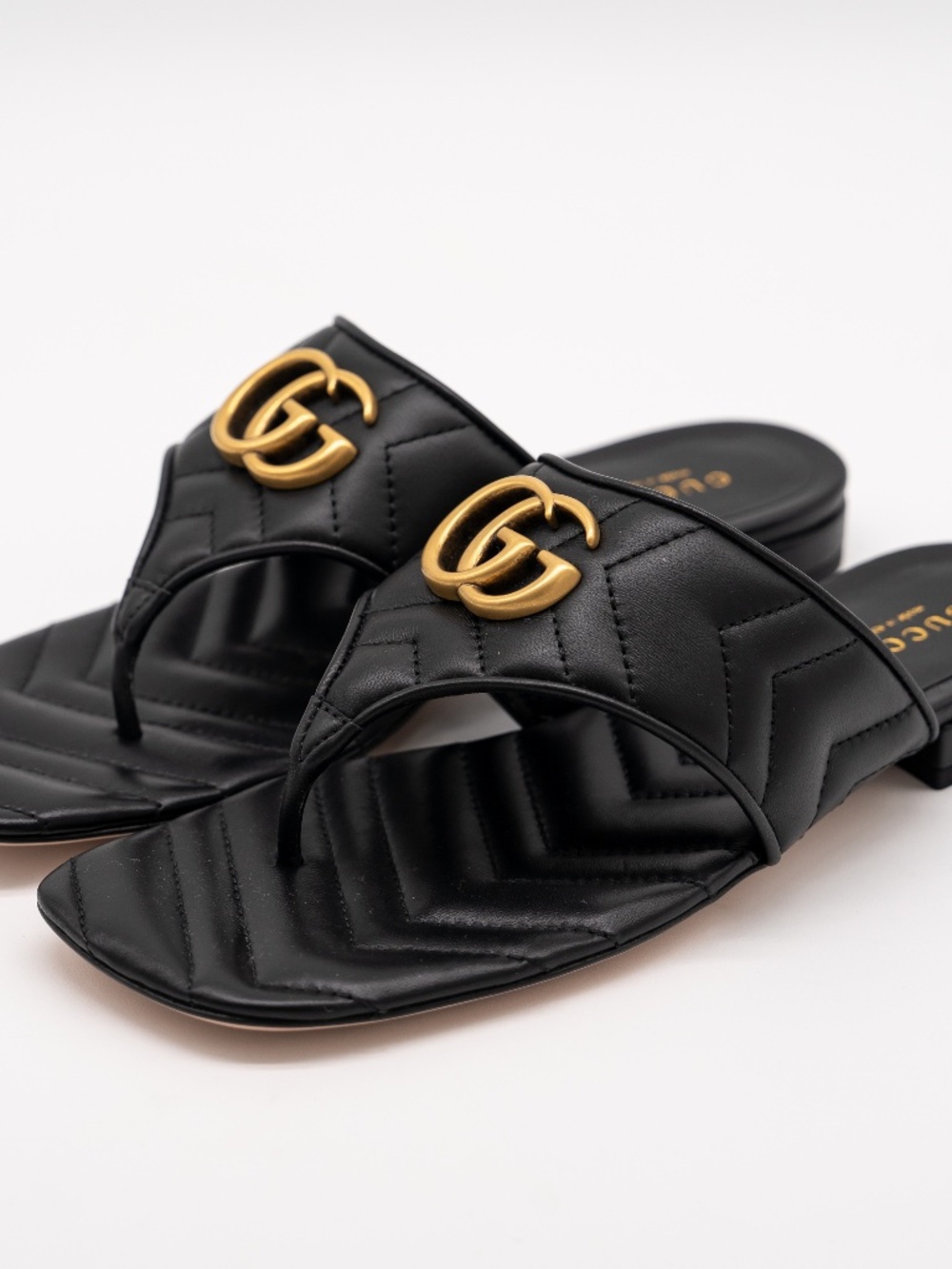 Gucci Women's Thong Flat Sandals Black GG Padded Leather Marmont size 37eu 7 US